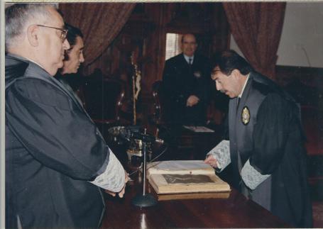 Juan Jose del Aguila jurando la constitución